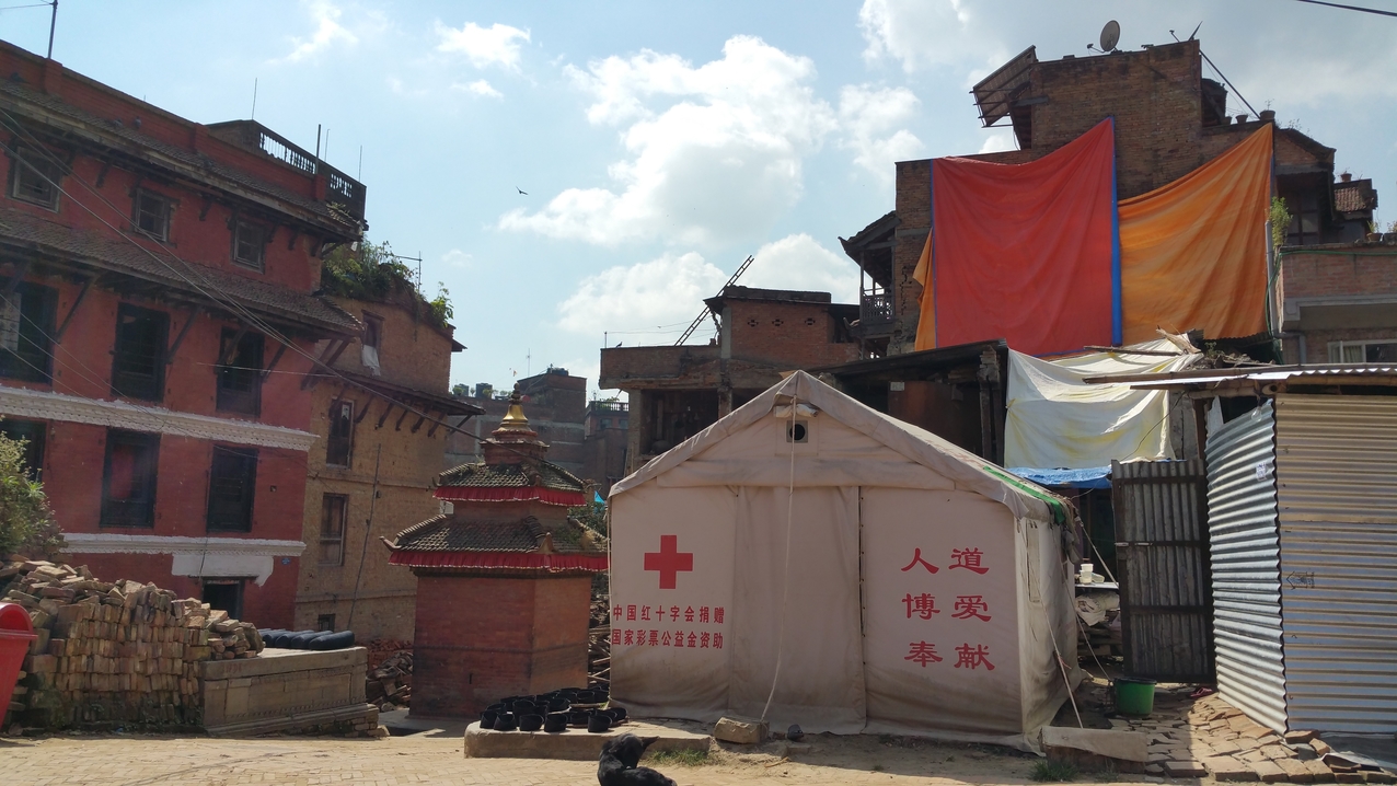 ... kommt man an den noch sichtbaren Folgen des erdbebens vorbei.
