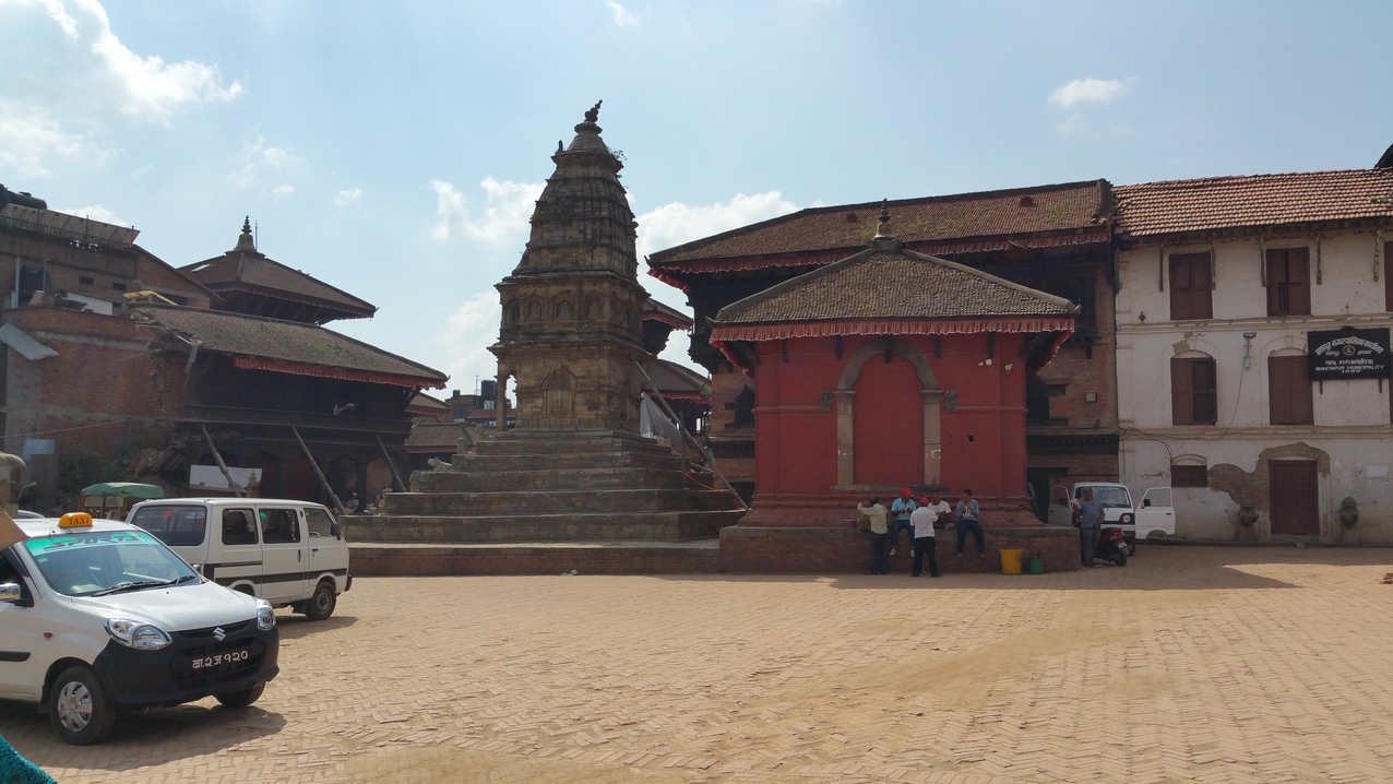 Der Batasala Durga (Mitte) und links davon der Yakshesvara Mandir am Durbar Square von Bhaktapur. Diese zweistöckige Pagode wird auch Pashupatinath Tempel genannt.
