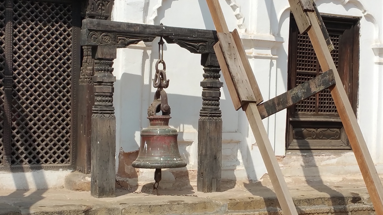 Die kleine Glocke am Königspalast soll Bhupatindra Malla angeblich anbringen haben lassen, um mit ihr die Wirkung einer Totenglocke zu neutralisieren, die er im Traum gehört hatte.
