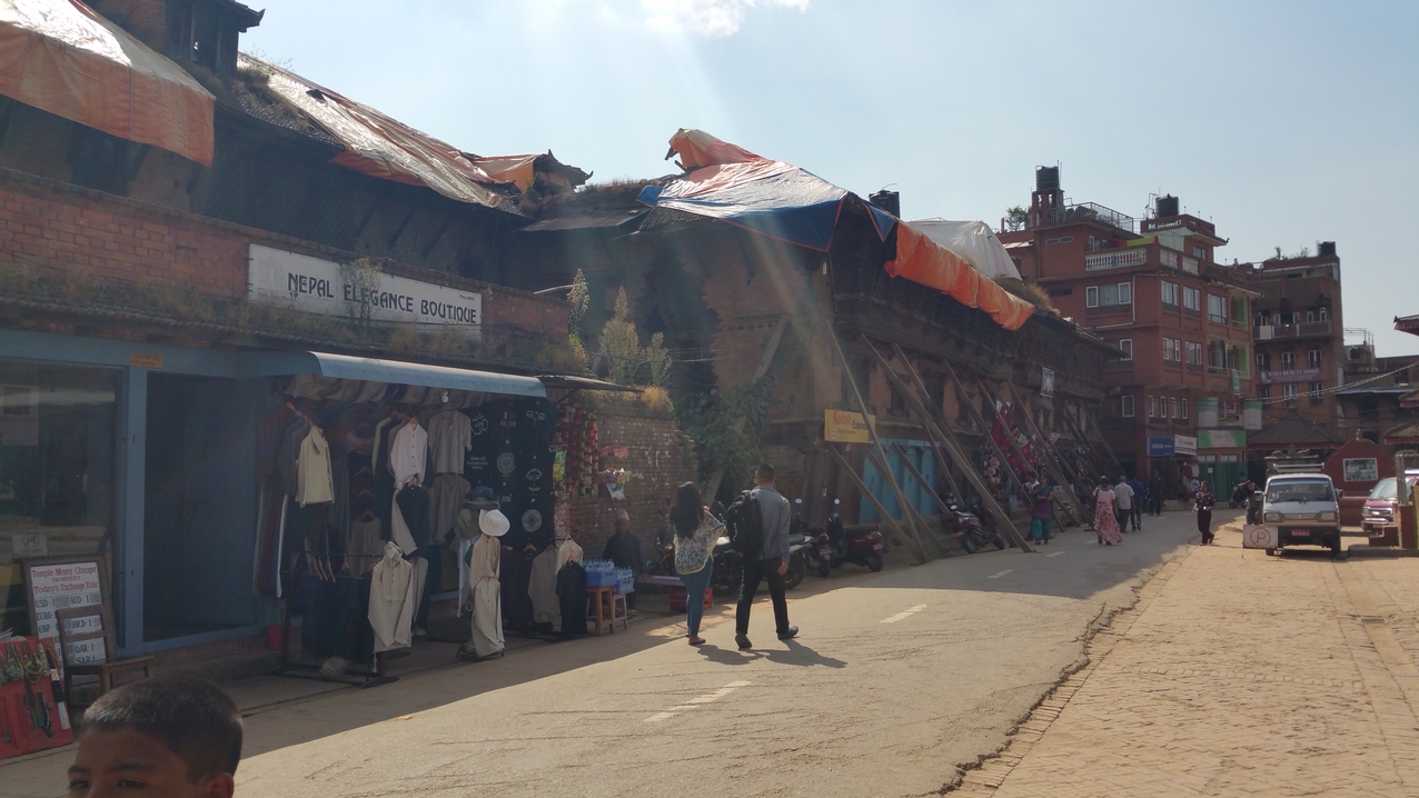 Hier am Durbar Square in Bhaktapur, dem zentralen Platz des Tourismus hier, gibt es naürlich viele Läden und Einheimische, die sich sehr penetrant als "Guide" aufdrängen wollen. 

