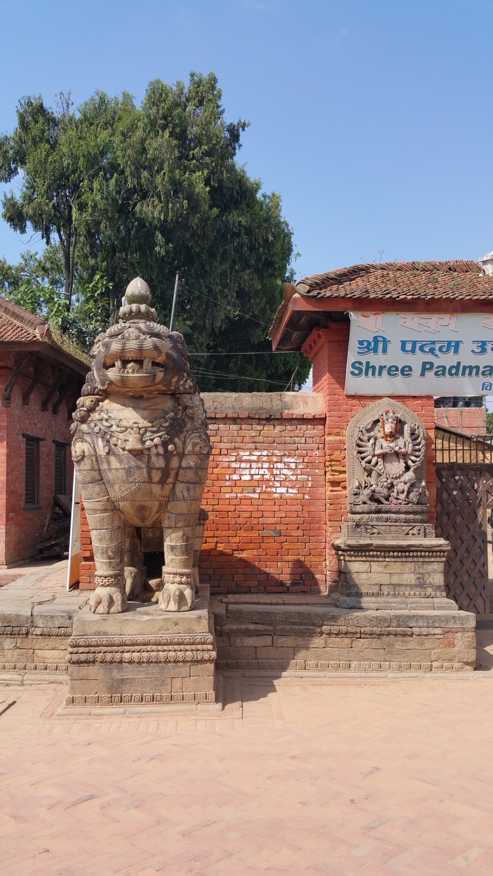 Auch der Eingang zur Padma Higher Secondary School am  Durbar Square wird von Schneeleoparden sowie Baghini und Singhini bewacht.

