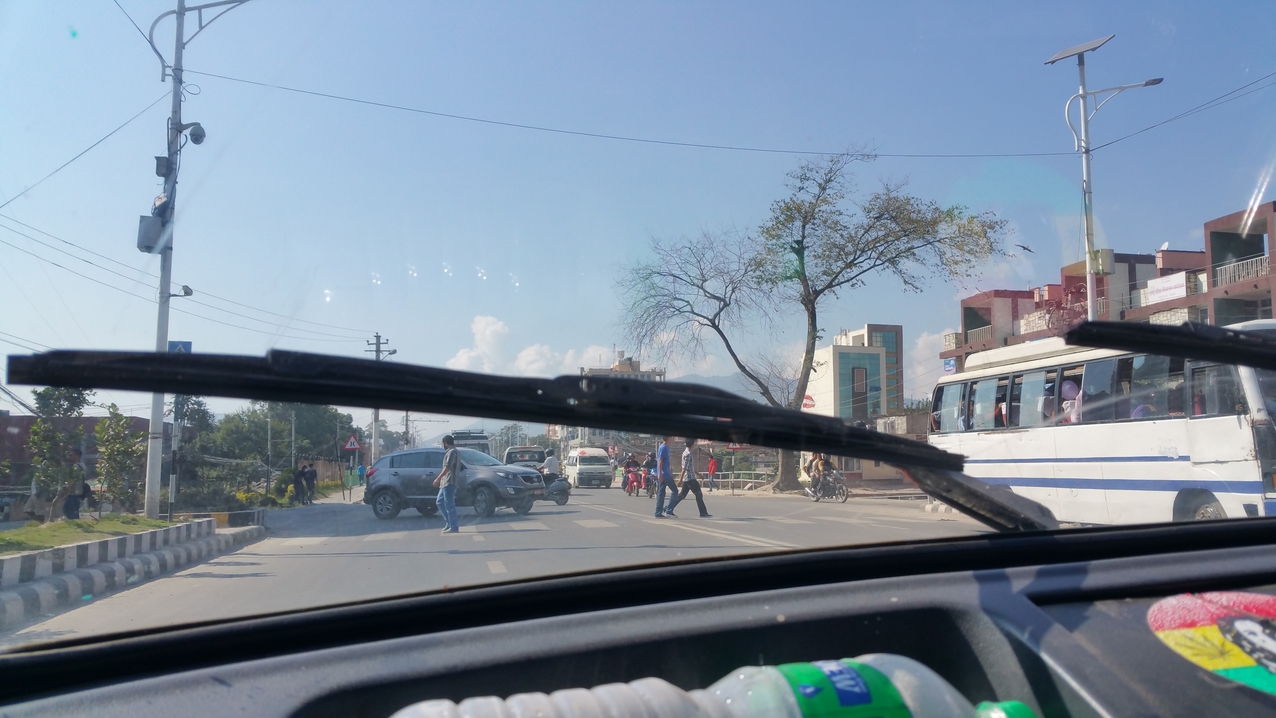 ... fährt auf einmal ein Wagen von links in die Fahrbahn und bleibt stehen.
