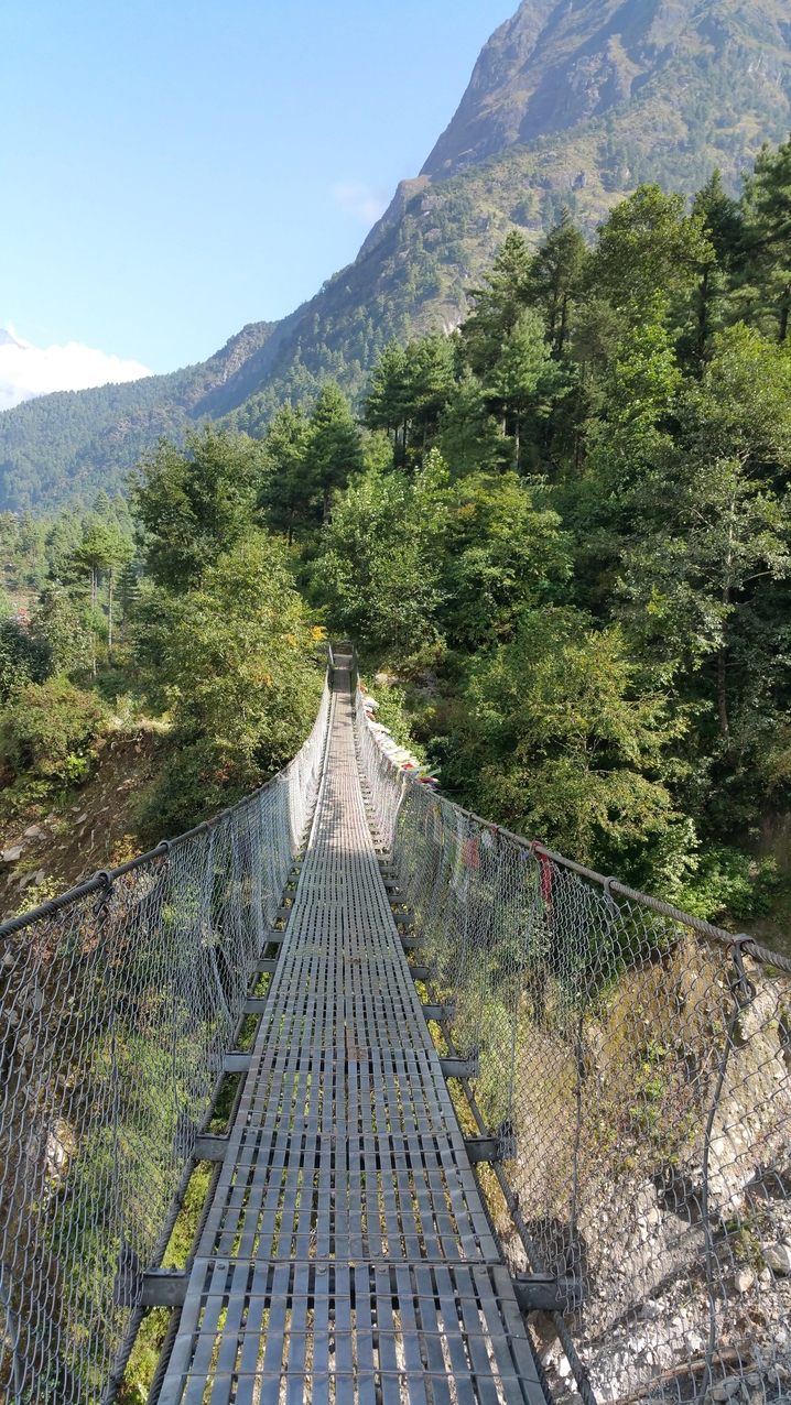 Die Hangebrücke über den Thadokosi, ein Zufluss zum großen Dudh Koshi,  ist leider auch schon seitlich abgespannt und schwankt nicht mehr.
