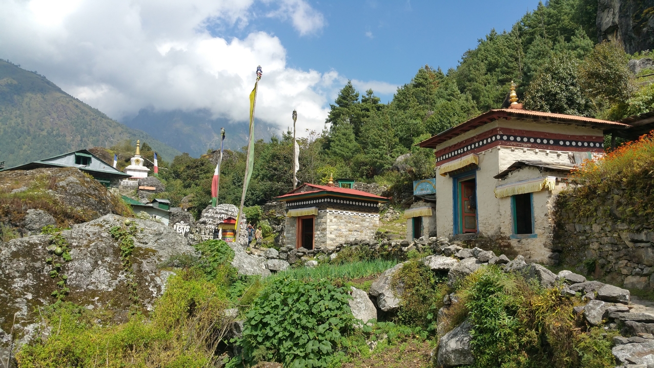 In Chhuthawa sind einige große Gebetsmühlen in extra Schreinen untergebracht.
