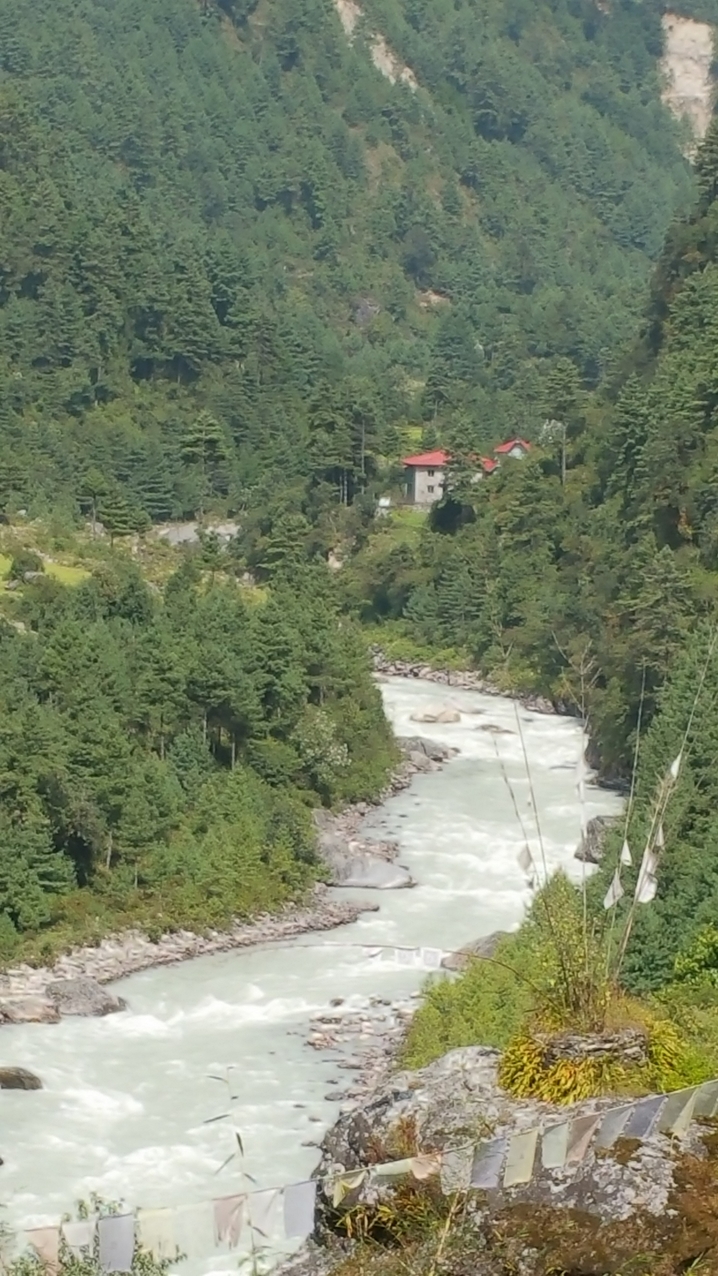 Die ersten Häuser von Phakding sind schon zu sehen. Dort ist etwa die Hälfte des Weges nach Namche erreicht.
