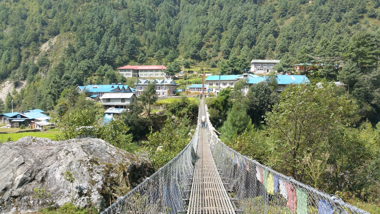 Die Hängebrücke in Phakding über den Dudh Koshi, der das Everest Gebiet nach Süden hin entwässert führt direkt auf ein größeres Hotel, die Phakding Star Lodge, zu.
