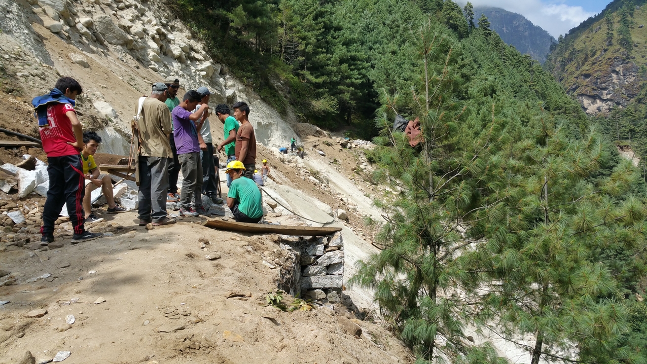 Der Weg nach Namche ist zwischen Phadking und Zamphuti durch einen Erdrutsch in den Dudh Koshi  verschwunden und wird wieder aufgebaut. Eine Umleitung oberhalb des Erdrutsches bringt zusätzliche Höhenmeter.

