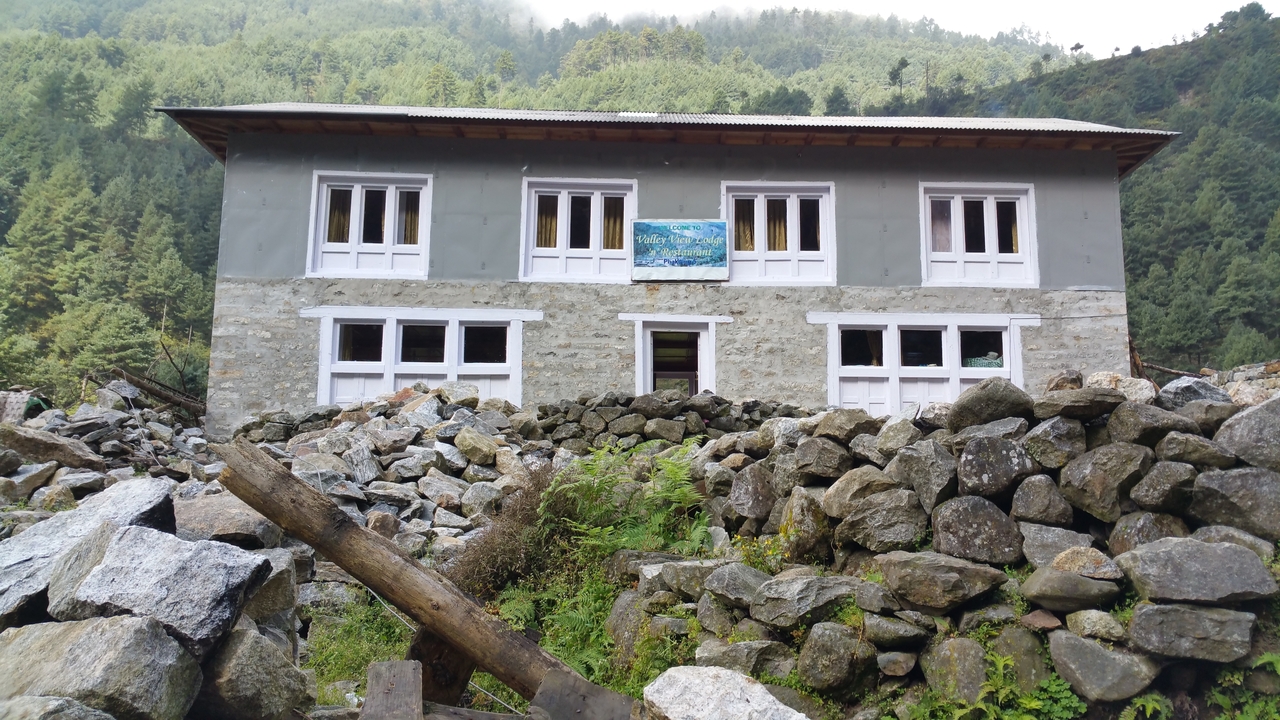 Ebenso ist die Lodge neben der Bäckerei zerstört gewesen und nun neu aufgebaut und eröffnet bald wieder.
