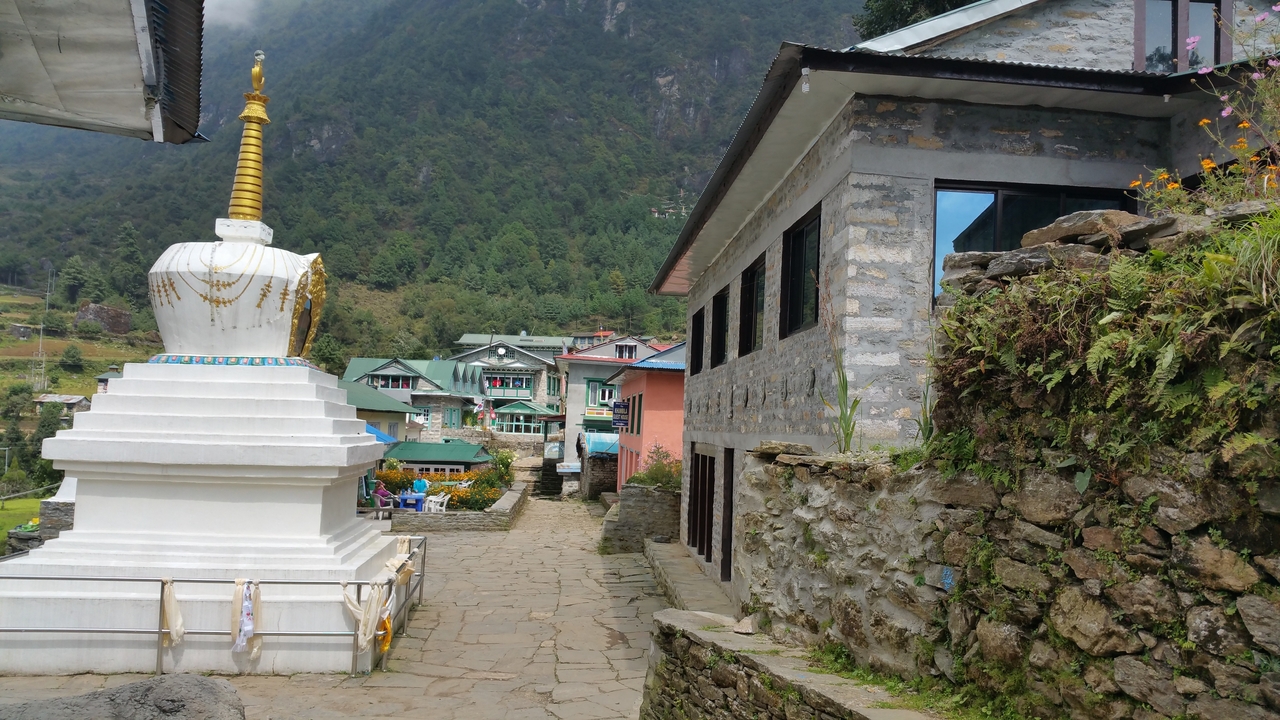 Die Stupa ist genauso restauriert wie das Steinhaus rechts. Sogar beschichtete Thermofenster sind eingebaut.
