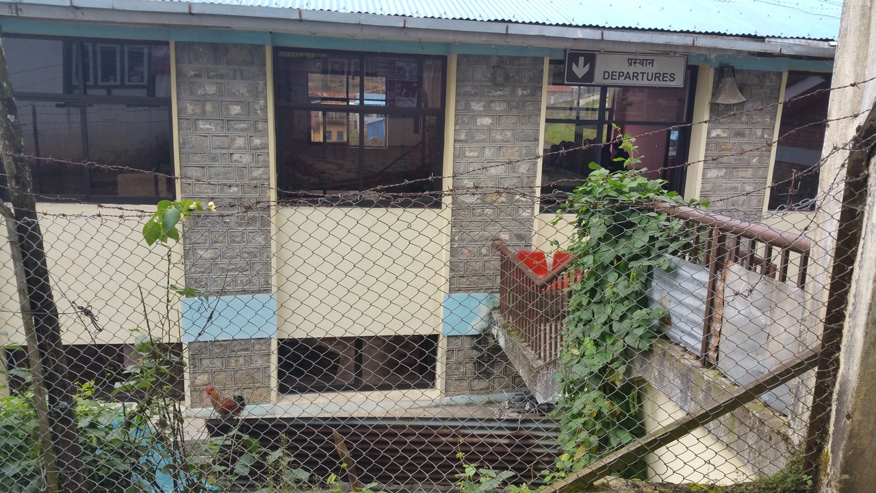 Auf dem Flughafengelände von Lukla ist nicht nur Militär stationiert, auch Hühner laufen hier frei rum.
