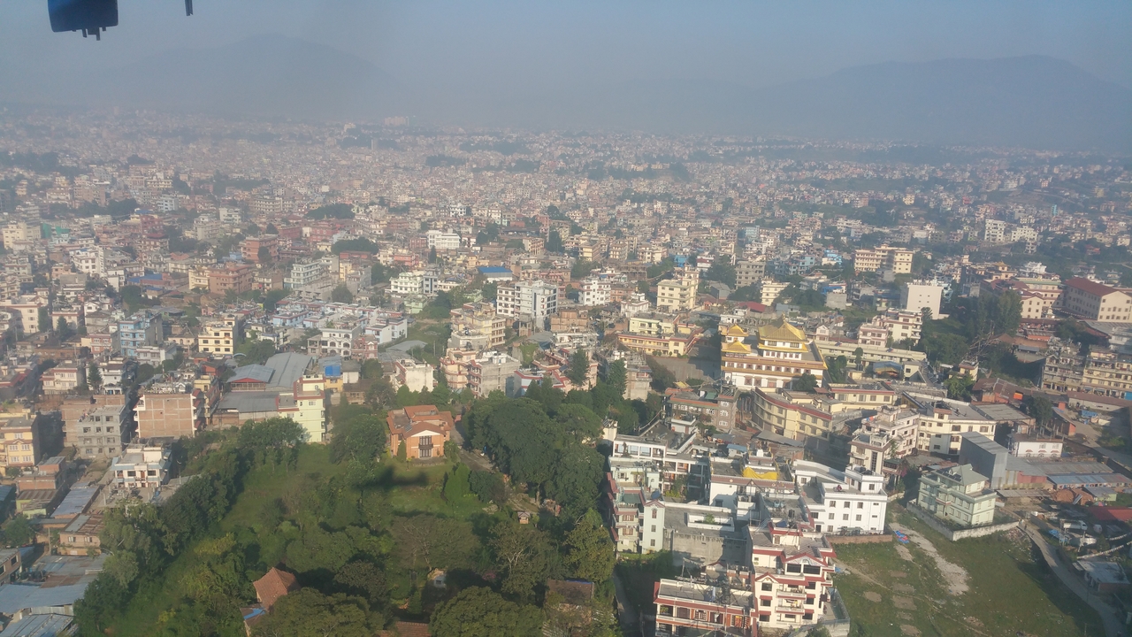 Wie üblich, schlechte Luft über Kathmandu. Der Talkessel behindert den Luftaustausch und sorgt so für den typischen Smog.
