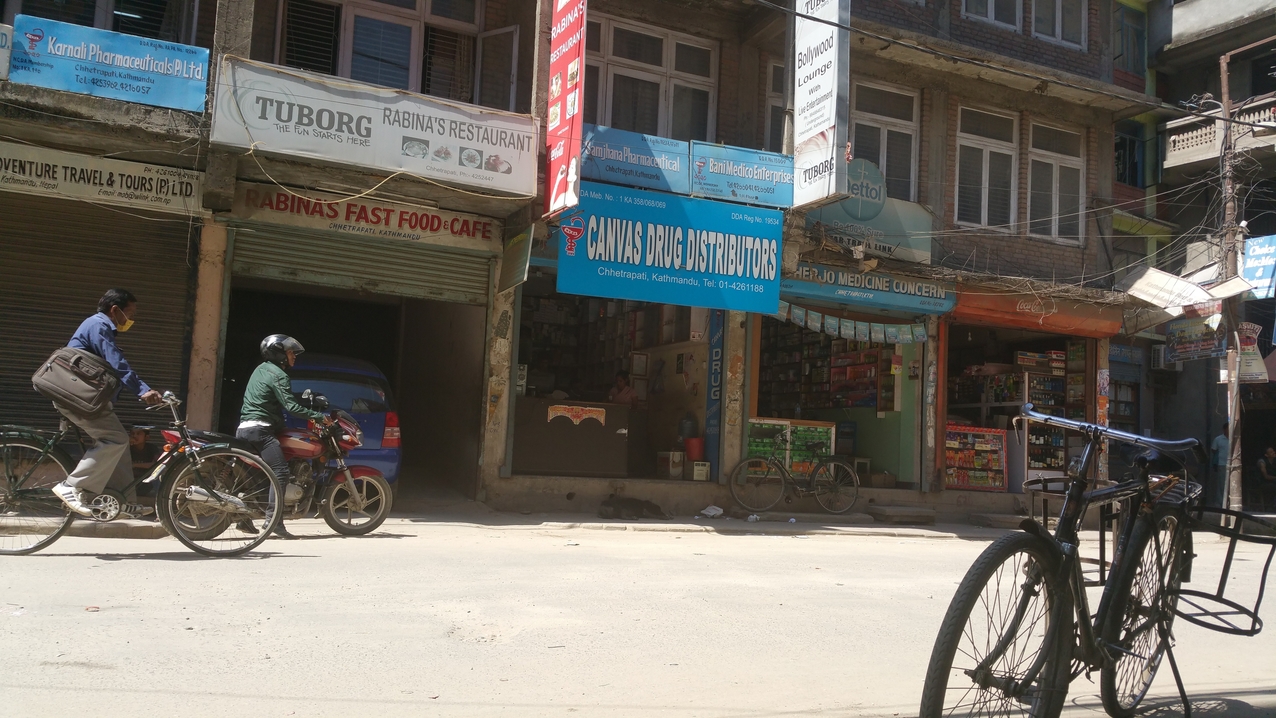 Apotheke gegenüber vom Chhatrapati Krankenhaus. Die Versorgung in der Klinik ist frei, die Medikamente aber nicht. Das ist oft ein finanzielles Problem.
