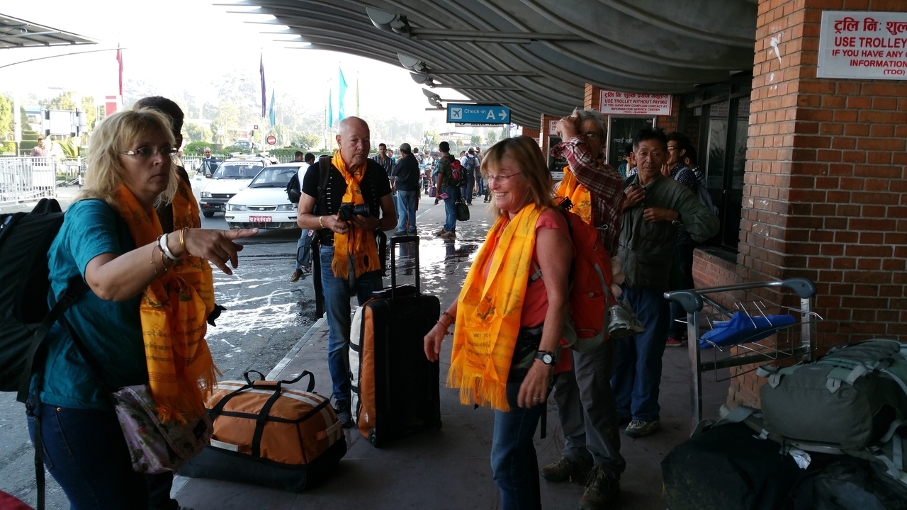 Abschied von Kaji, der sich so gut um Verpflegung und Transport gesorgt hat. Es gibt Tücher und Tee zum Abschied und wir wünschen uns alles Gute.
