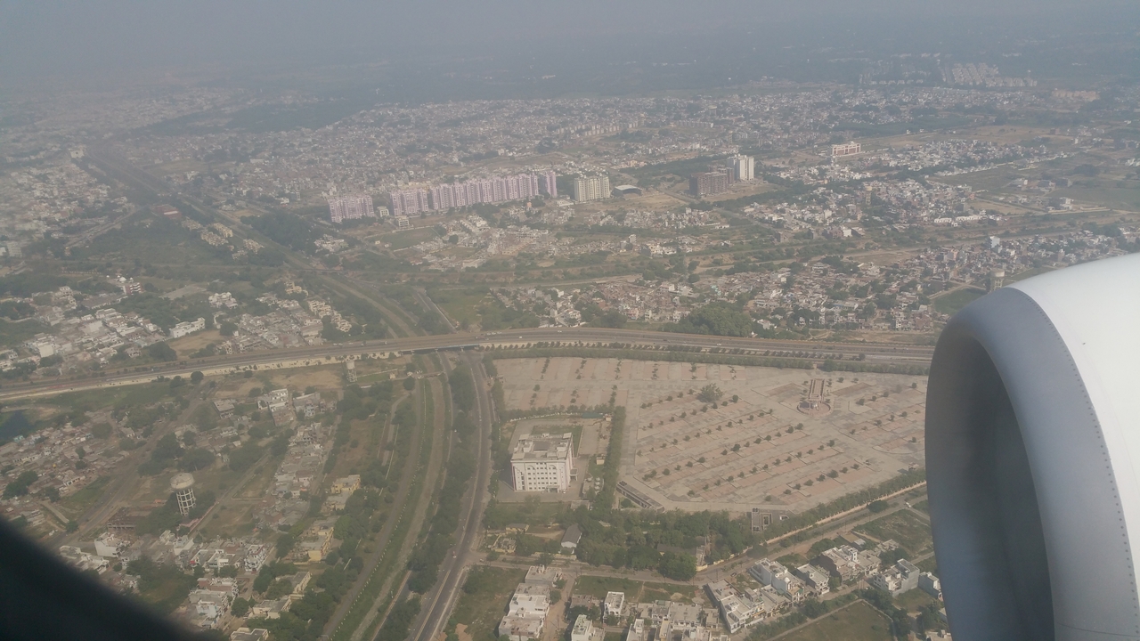 Landeanflug auf Lucknow, die Landeshauptstadt des Bundesstaates Uttar Pradesh, eine 2,8 Millionen Stadt nur 450 km von Kathmandu entfernt.
