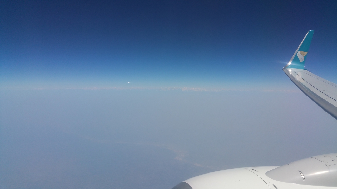 Blauer Himmel über indischem Smog.
