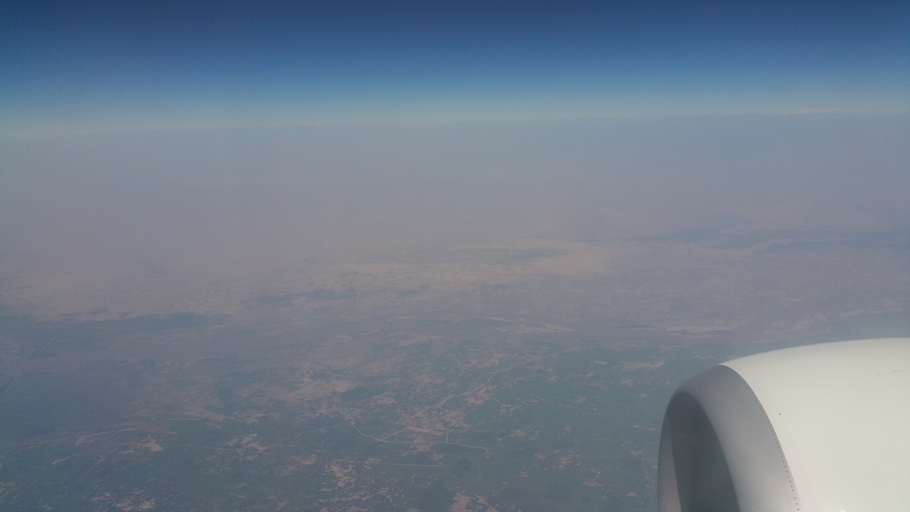 Bewässerte Gebiete sind deutlich von der trockenen, braunen Umgebung abgegrenzt.
