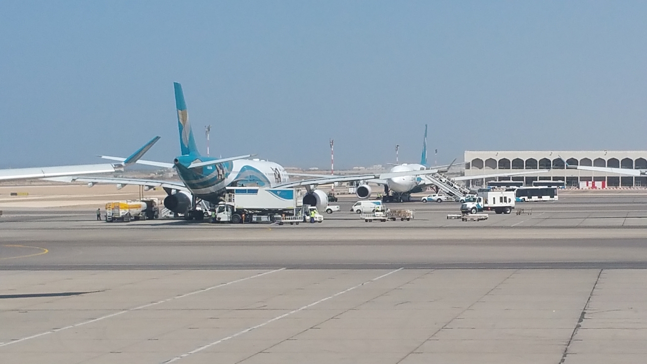 Viele Maschinen der Oman Air stehen hier herum.
