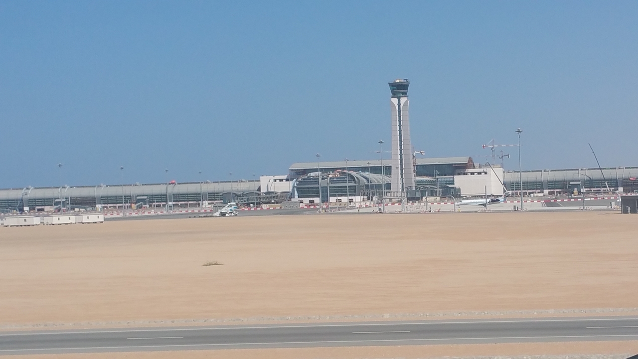 Dann geht es noch 10 Minuten mit dem Bus zum Terminal. In der Wüste ist halt Platz.
