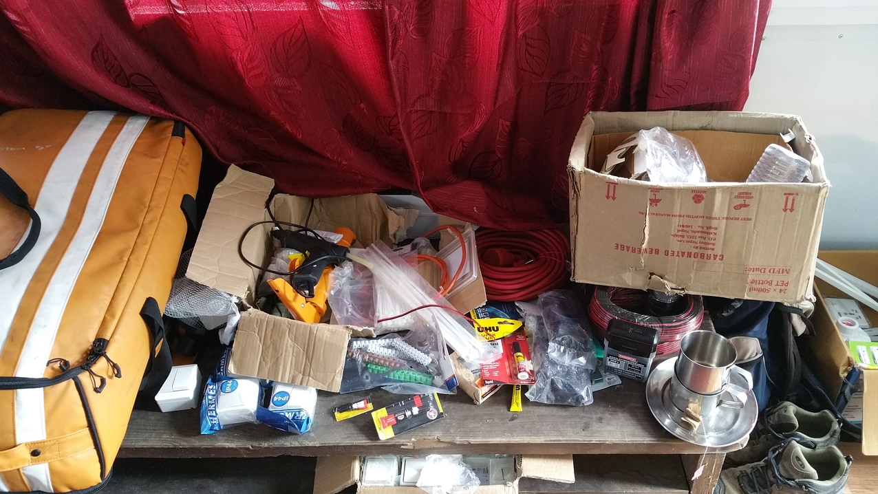 Die "Werkbank" in Lodge 1 mit Material und Werkzeug gut ausgestattet kann es an die Arbeit gehen.
