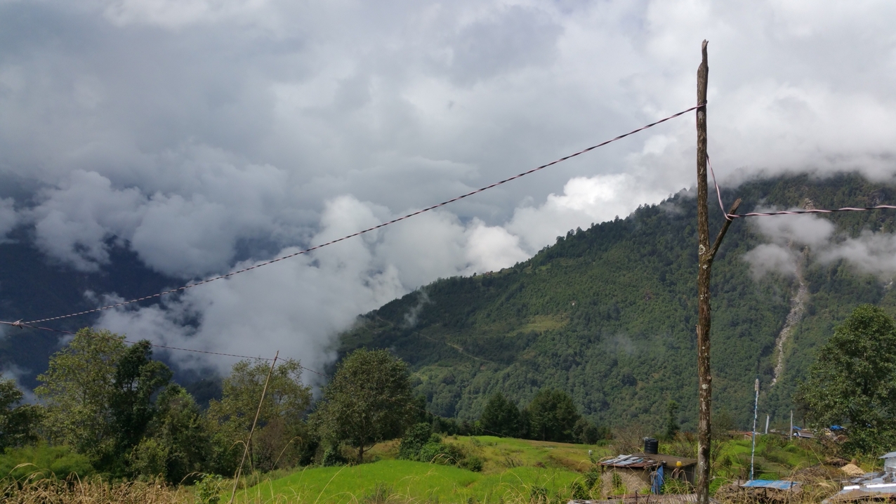 Eine Freileitung im Dorf fällt nur auf, wenn man danach sucht, oder mit dem Kopf anstößt. Gut, wenn diese Stelle noch isoliert ist.

