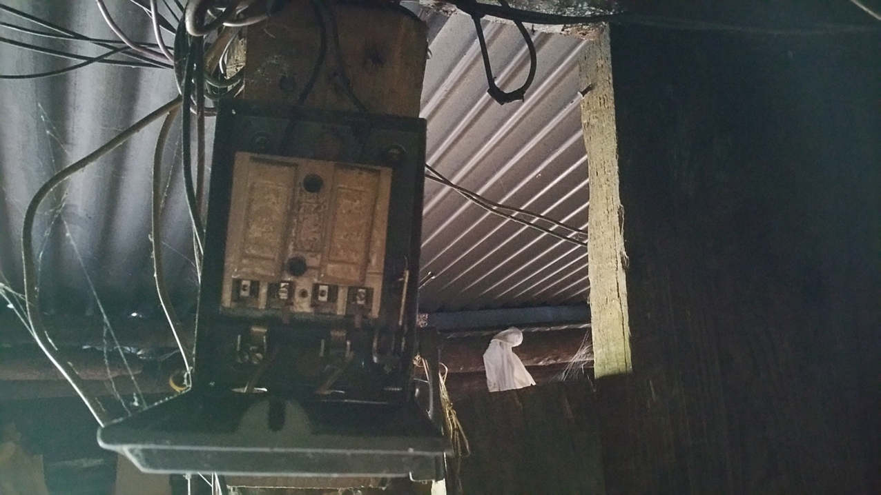 Eine Hauptsicherung im alten Stil. Immerhin vorbildlich werden beide Zuleitungskabel unterbrochen.
