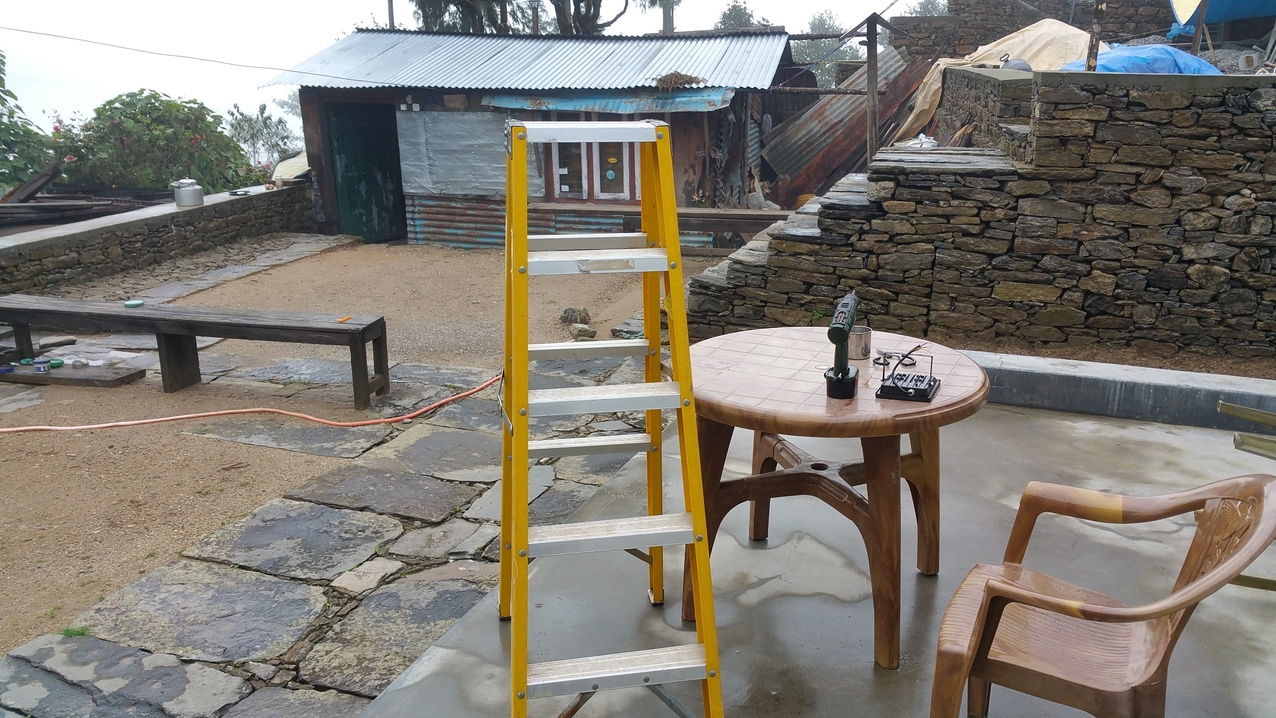 Hat im zweiten Anlauf geklappt, Kaji hat zwei IP 65 Aussenlampen mitgebracht. 20W LED Strahler, damit keiner die Lodge nachts übersieht.
