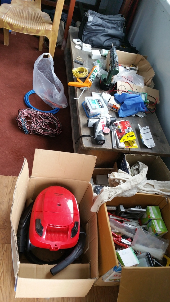 Kaji hat auch einen Staubsauger. Den Teppichboden in der Lodge mit einem Gutso fegen macht den Teppichboden eher nicht sauber, aber auch der Staubsauger hat mit 1300 W seine Mühe. 
