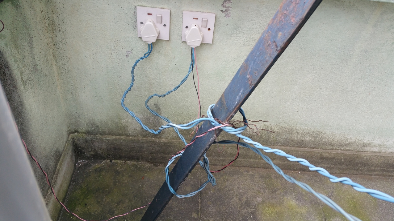 Falls die Isolierung mal brüchig wird, ist der Draht ja direkt am "Schutzleiter" und es kann nichts passieren.
