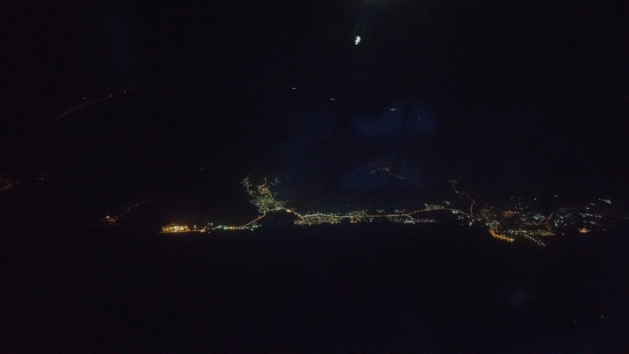 Anflug auf die Arabische Halbinsel über die Stra0e von Hormus. Die erste Landspitze mit den vorgelagerten Inseln gehört noch zu Oman, danach geht es an der Küste der VAE entlang bis Dubai.
