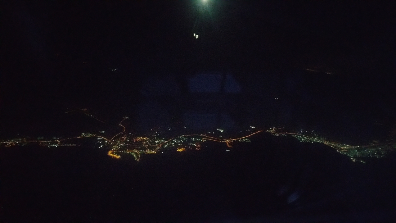 Das dicht besiedelte Gebiet von Ras Al Khaimah beginnt die Küste zu erleuchten.
