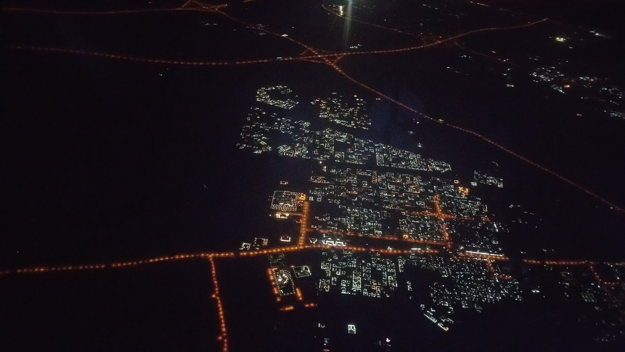 Ras Al Khaimah  geht nahtlos in Dubai über, es ist ein einziger, großer, und dicht besiedelter Küstenstreifen, landeinwärts ist nur die nachts schwarze, menschenleere Wüste.
