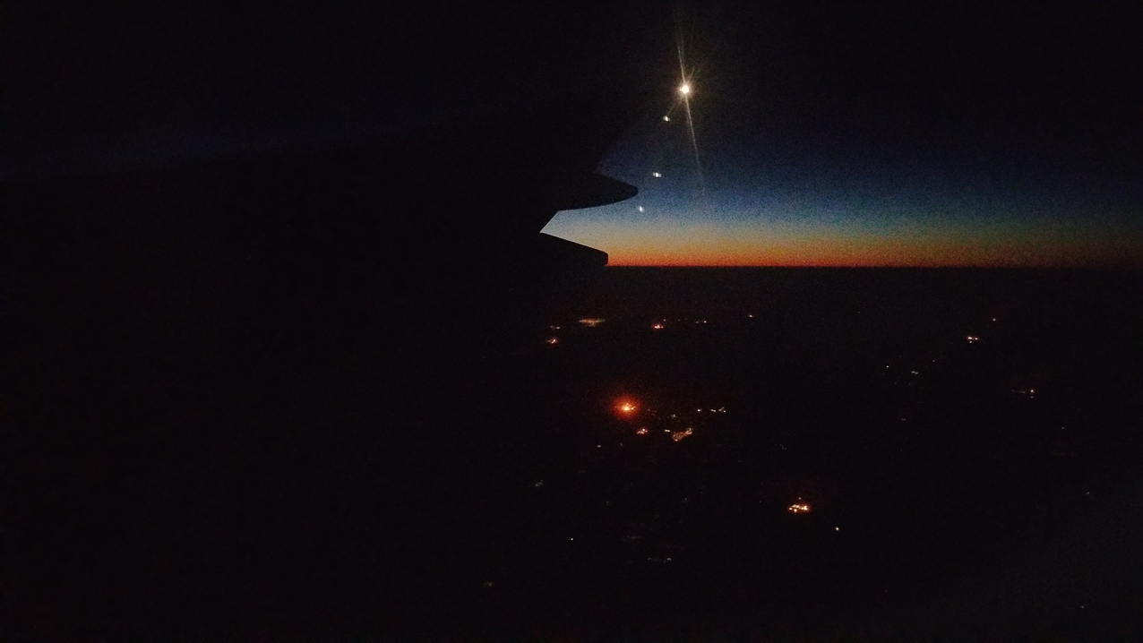 Die Dämmerung kündigt den Sonnenaufgang mal wieder über dem Iran.
