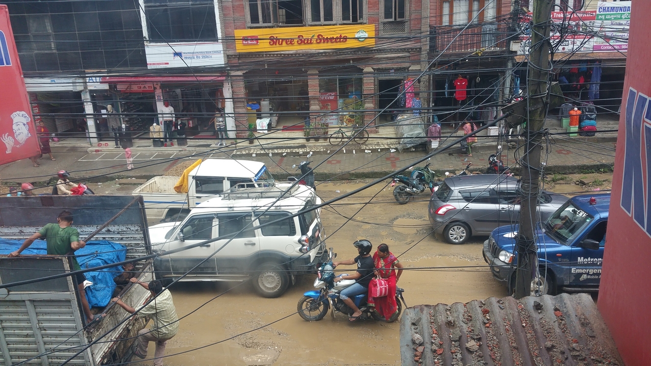 Boudha Road Richtung Jorpati. In dieser Straße gibt es einige Geschäfte, in denen Material (Holz, Metall, Schrauben...), Elektromaterial, Werkzeug, Solaranlagenzubehör etc. geführt werden.
