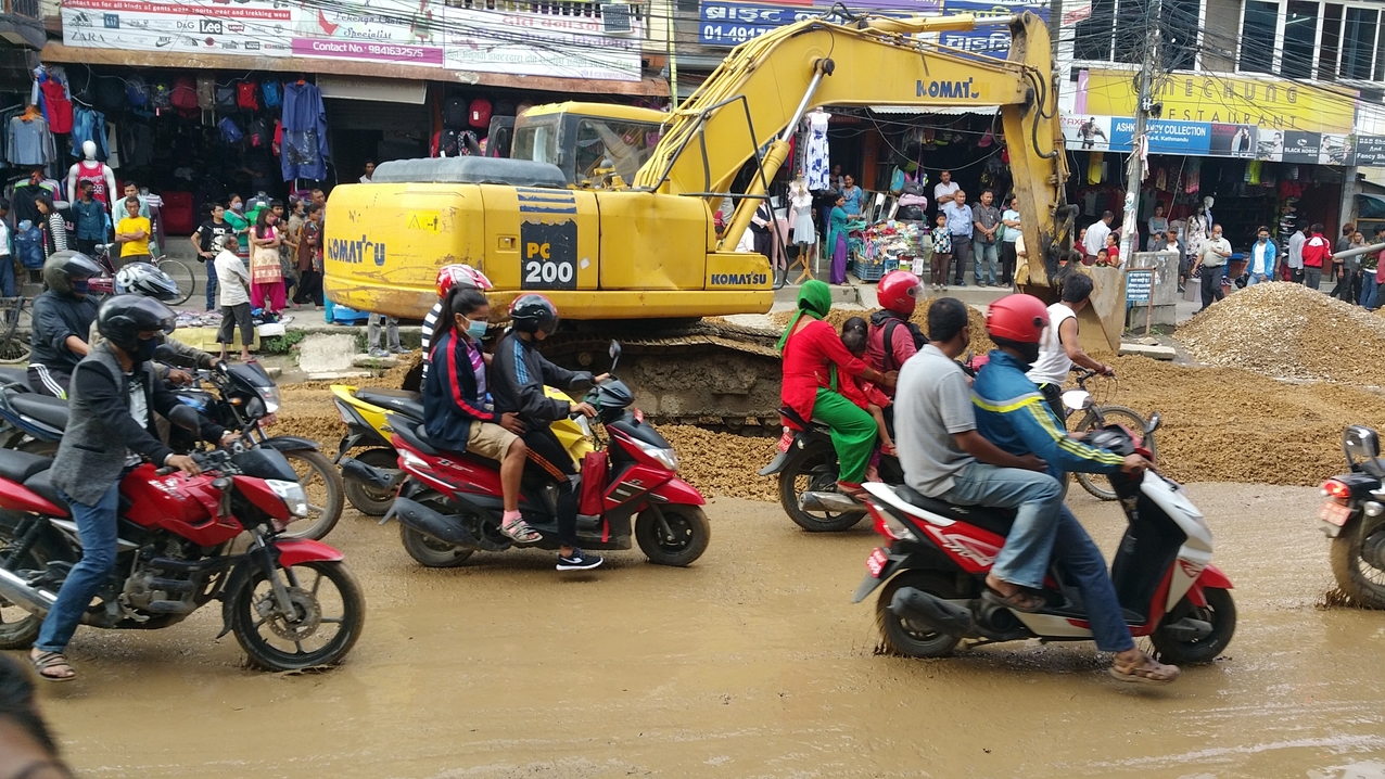 Die Motorräder haben sich soweit wie möglich vorgeschoben und starten nach der Richtungsfreigabe als erste im großen Pulk.
