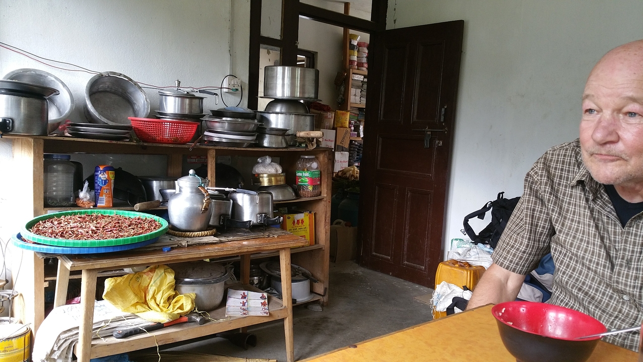 In Timbu ist erstmal Warten auf die Porter angesagt, und zwischendurch gibt es eine Nudelsuppe.
