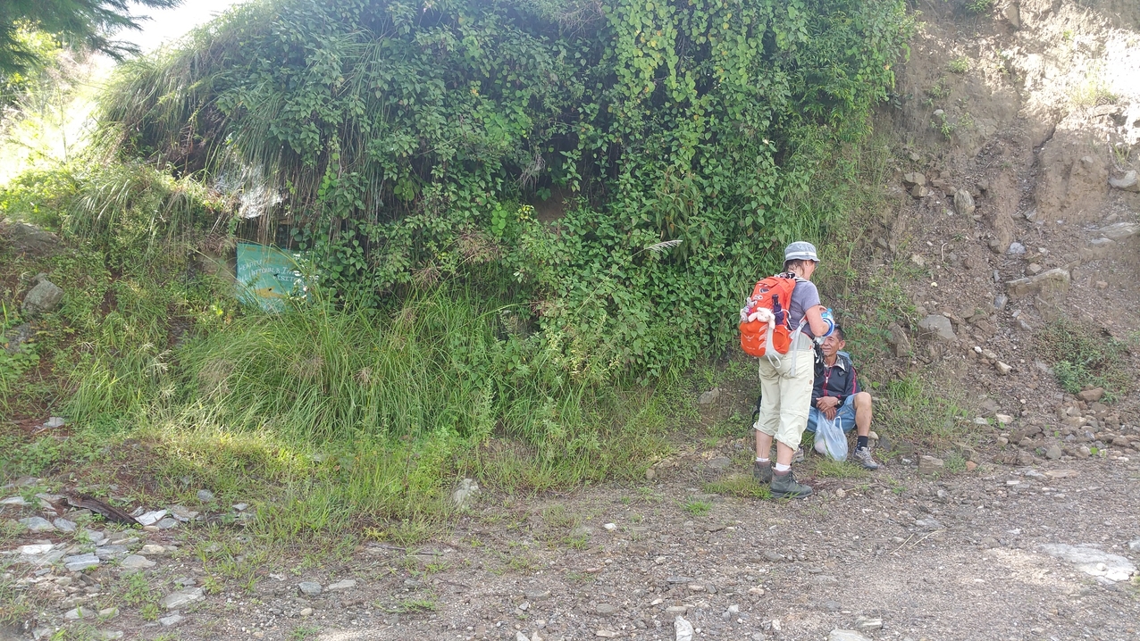 Kleine Pause beim Aufstieg von Timbu aus.
