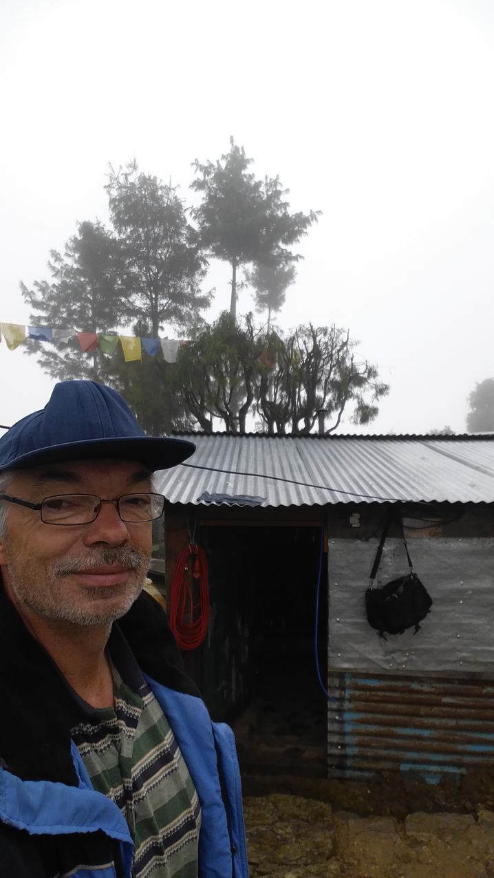 Vor Kajis "Behelfshütte". Immerhin der einzige beheizbare Raum. Für das neue Haus müsste irgendwas mit einem Ofen für den Winter eingebaut werden.
