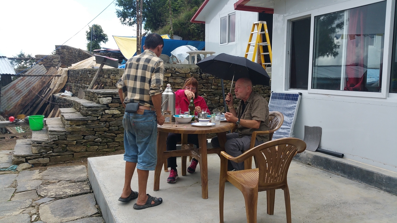 Mittagessen in einer Regenpause.
