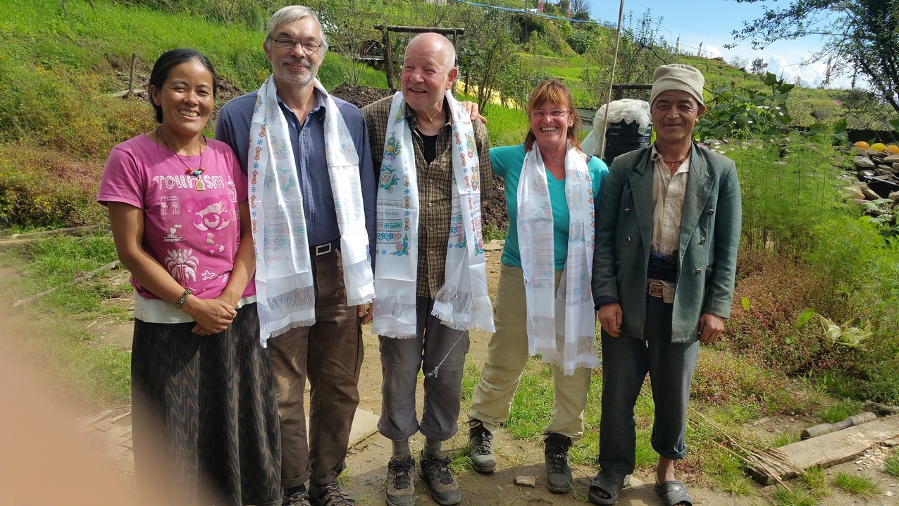 Nach der Einladung zum Essen bei Kanchhi gibt es das Gruppenbild mit Dame.
