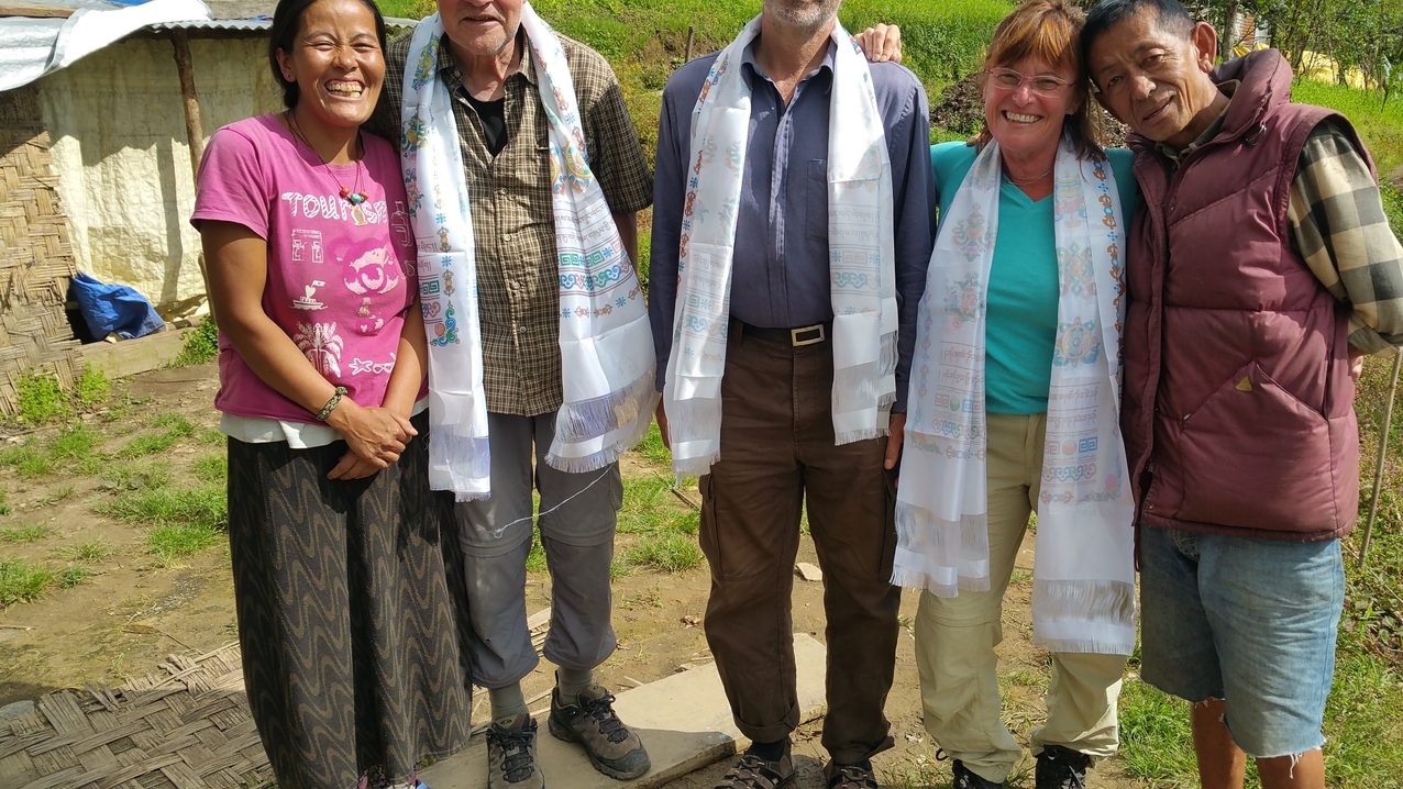 Nach der Einladung zum Essen bei Kanchhi gibt es das Gruppenbild mit Dame.
