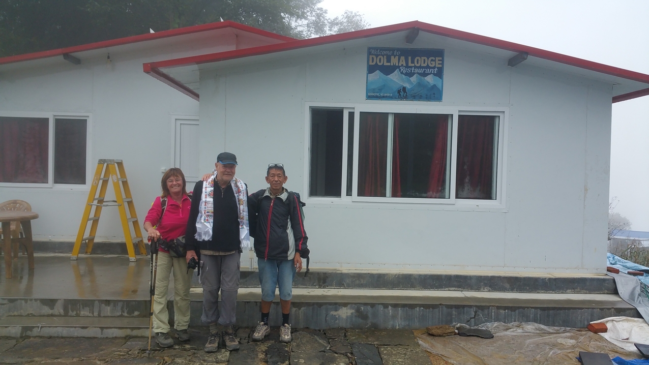 Dieter und Ibo brechen auf und Kaji begleitet sie nach Kathmandu, um noch ein paar Teile für die Elektroinstallation wieder mitzubringen.
