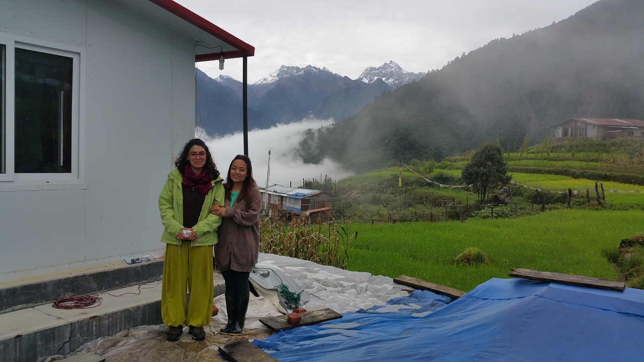 Laxmi Lama und Vivienne aus Frankreich verabschieden sich und gehen nach Kathmandu. 
