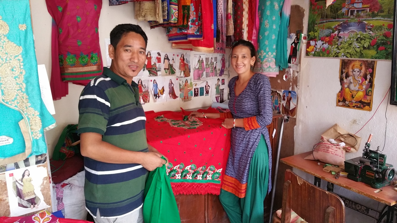 Ein guter Auftrag für eine Bluse macht gute Laune im Scheider-Salon.
