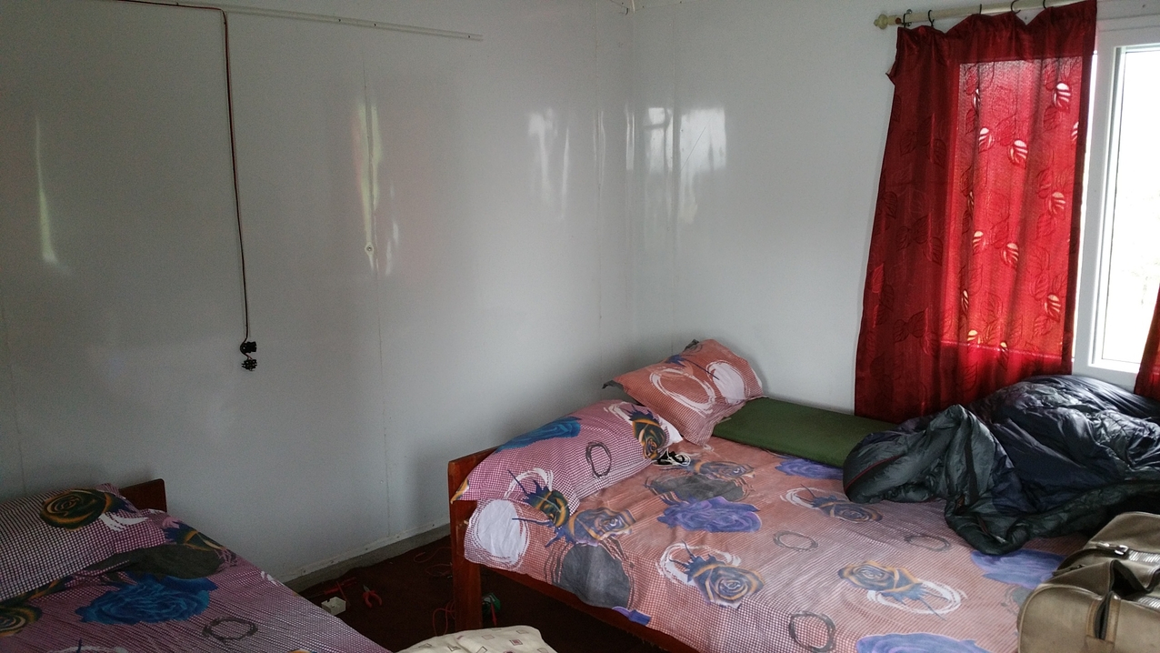 Die Lodge ist schön eingerichtet, aber leider ist das Dach nicht richtig dicht und es tropft auf das Bett, das deswegen verrückt werden muss.
